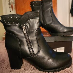 Black Faux Leather Ankle Boots Womens Size 10 Super Comfy Great Condition.